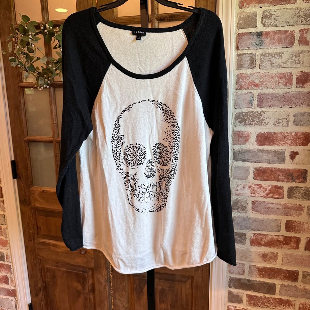 Torrid Raglan Tee Women White Black Skull Rhinestone Stud Goth Edgy Punk Dark 1